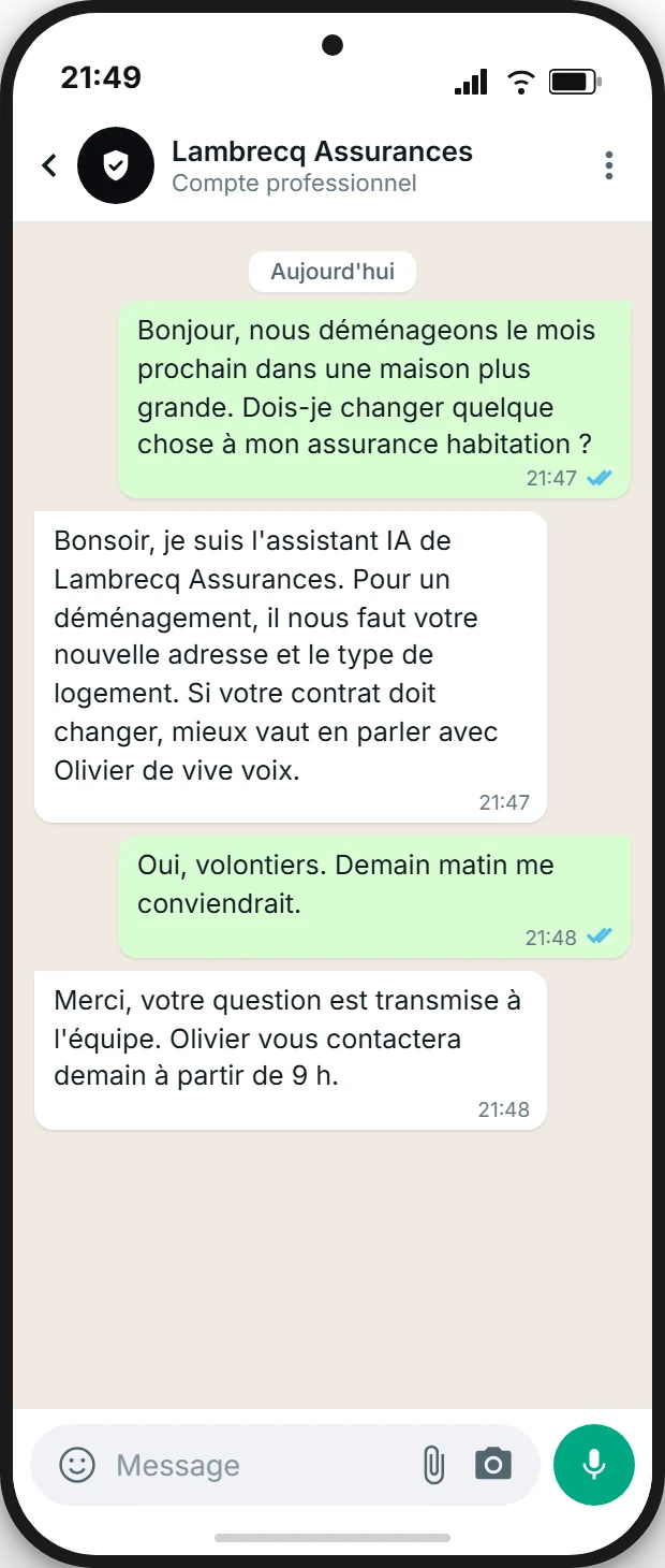 L'agent IA de Lambrecq Assurances répond le soir, à 21:47, par WhatsApp à une question sur l'assurance habitation lors d'un déménagement : il se présente comme assistant IA, renvoie vers Olivier pour toute modification du contrat et transmet la demande à l'équipe pour un appel le lendemain à partir de 9 h