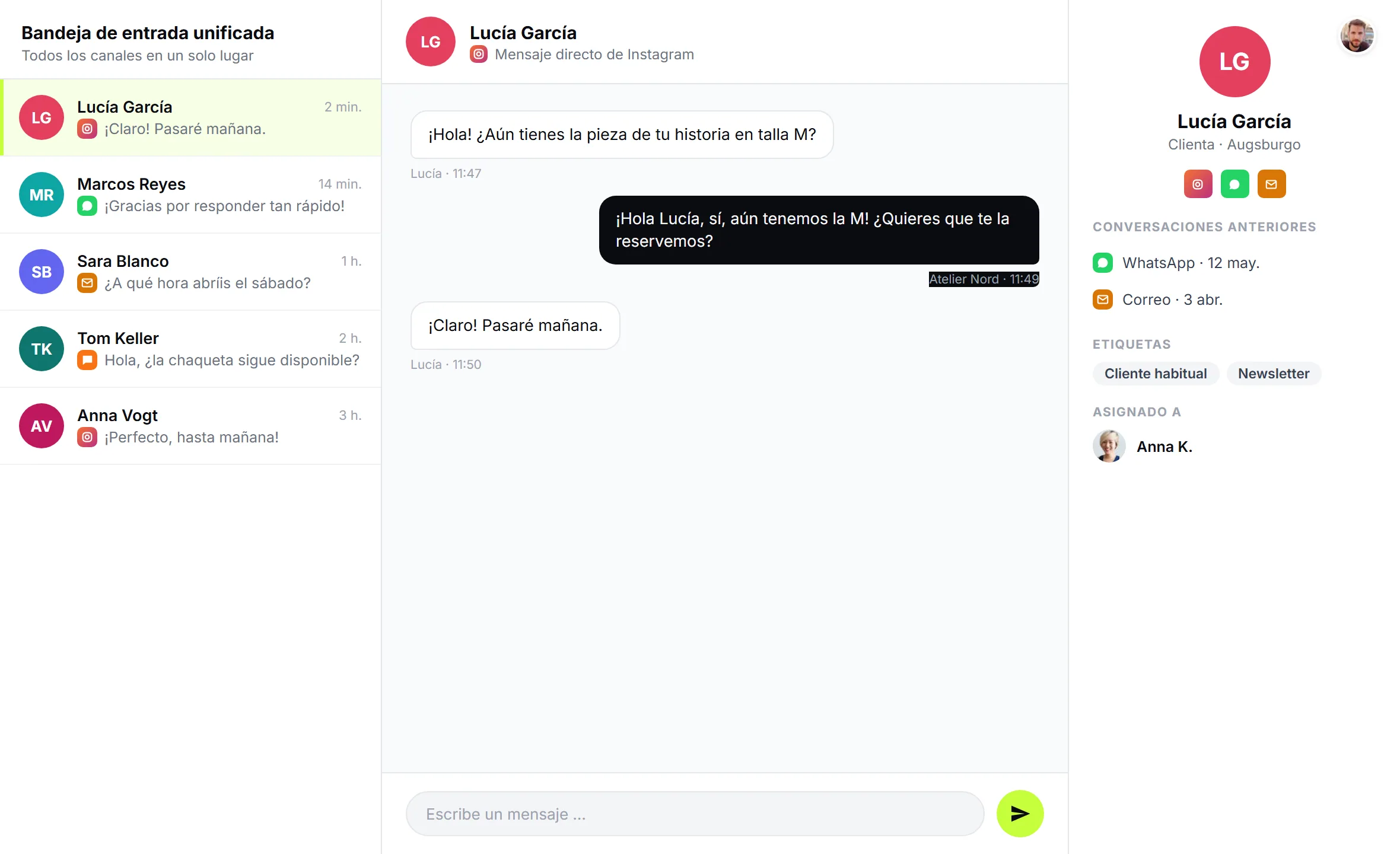 Bandeja de SendSeven en escritorio con una conversación de Instagram junto a entradas de WhatsApp y correo electrónico, badges de canal visibles, vista de bandeja de equipo