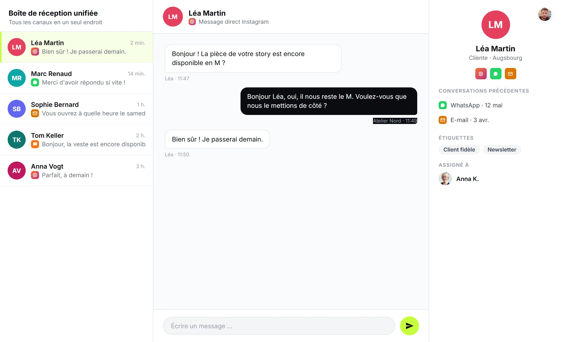 Boîte de réception desktop SendSeven avec une conversation Instagram à côté d'entrées WhatsApp et e-mail, badges de canal visibles, vue boîte d'équipe