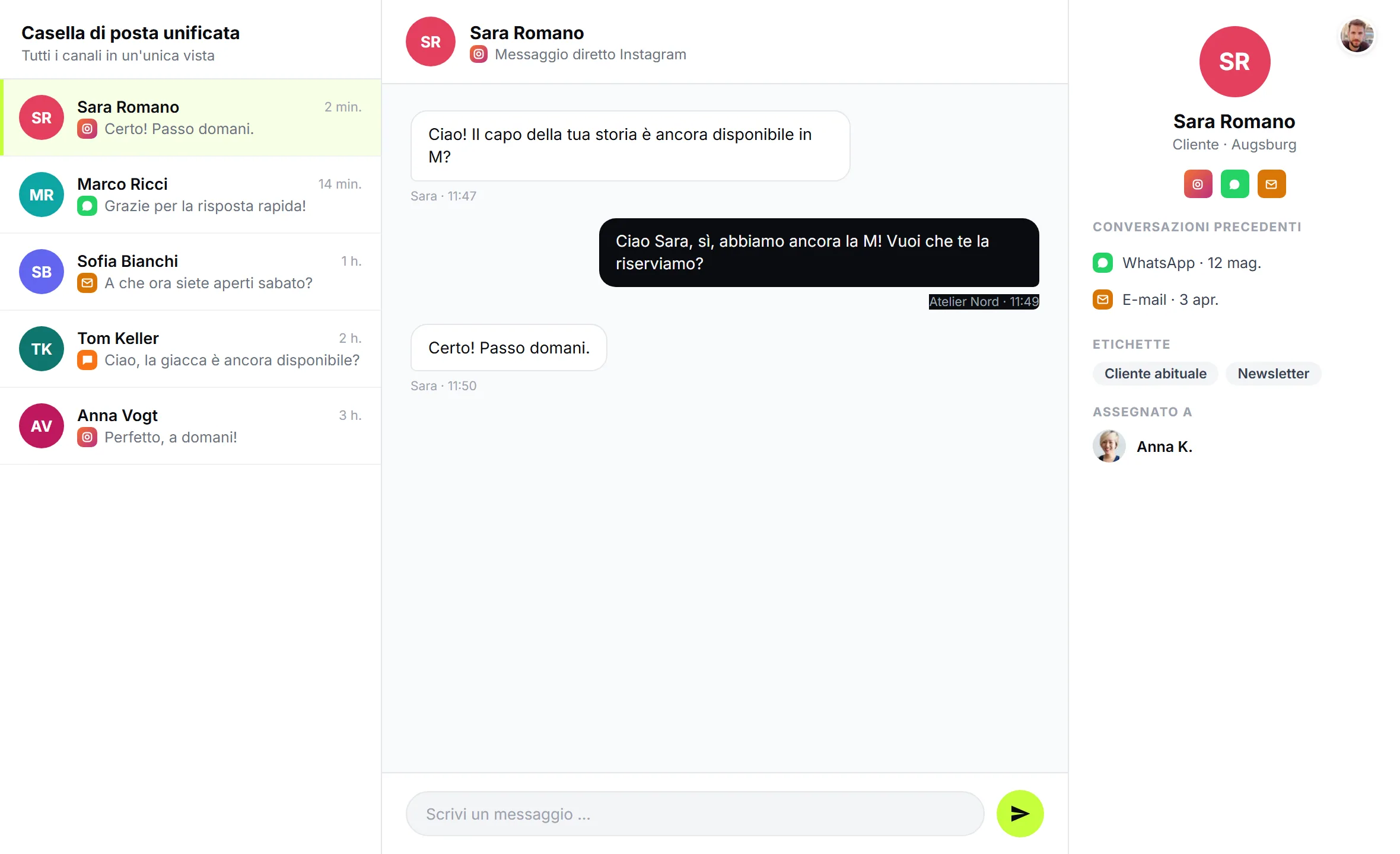 Casella di posta SendSeven desktop con una conversazione Instagram accanto a voci WhatsApp ed email, badge di canale visibili, vista casella del team