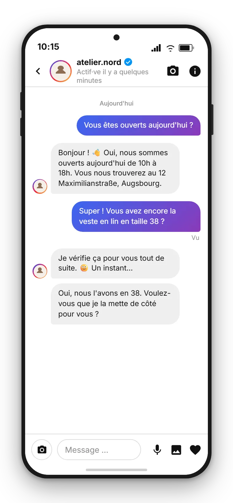 DM Instagram dans la boîte de réception SendSeven : l'assistant IA répond à une question sur les horaires d'ouverture, puis transfert à un collaborateur pour le conseil individuel
