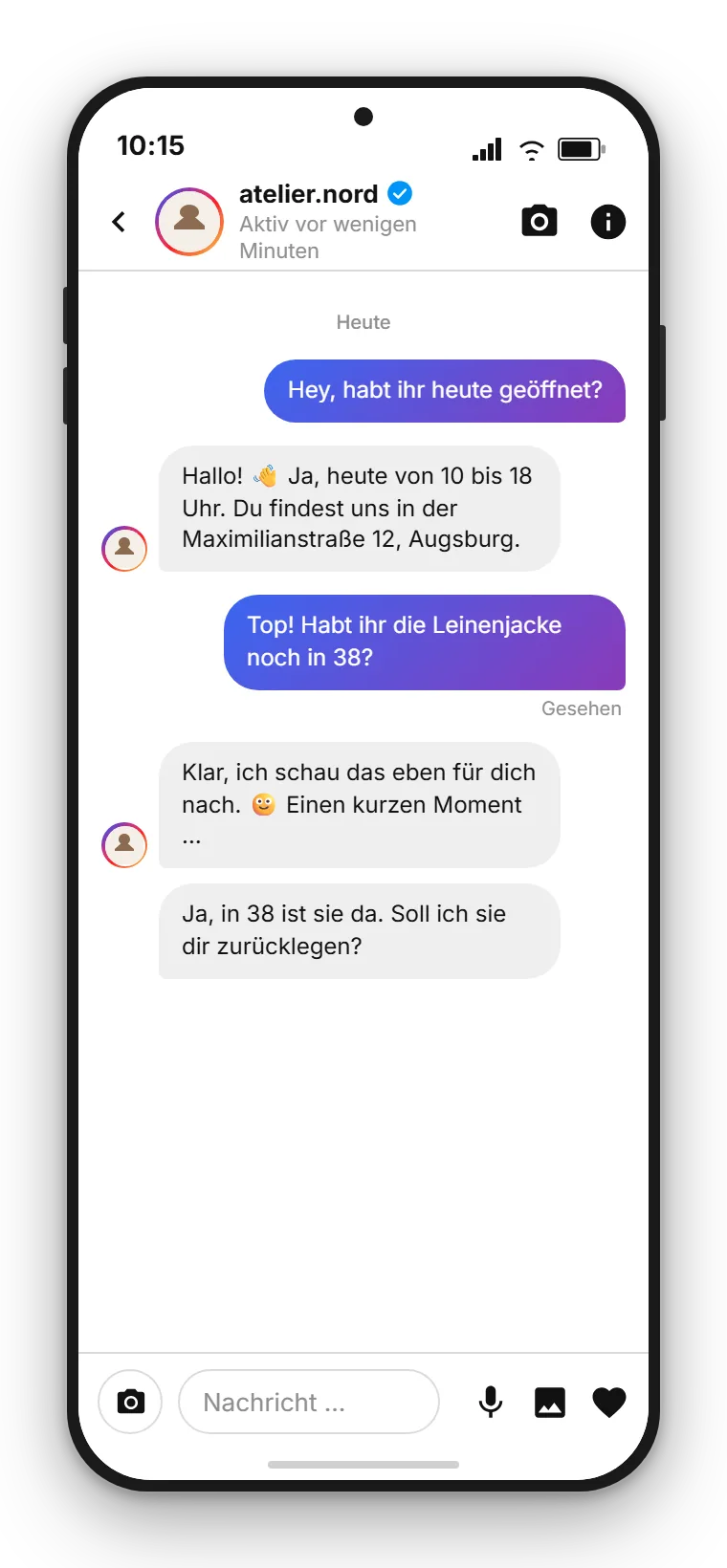 Instagram-DM im SendSeven Posteingang: der KI-Assistent beantwortet eine Frage nach den Öffnungszeiten, danach folgt die Übergabe an einen Mitarbeiter für die individuelle Beratung