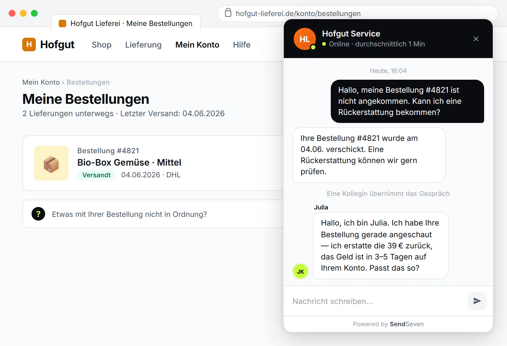 SendSeven Live-Chat-Widget auf einer Webseite: Besucher stellt eine Frage, der KI-Assistent antwortet aus der Wissensdatenbank, danach folgt der Hinweis auf die Übergabe an einen Mitarbeiter