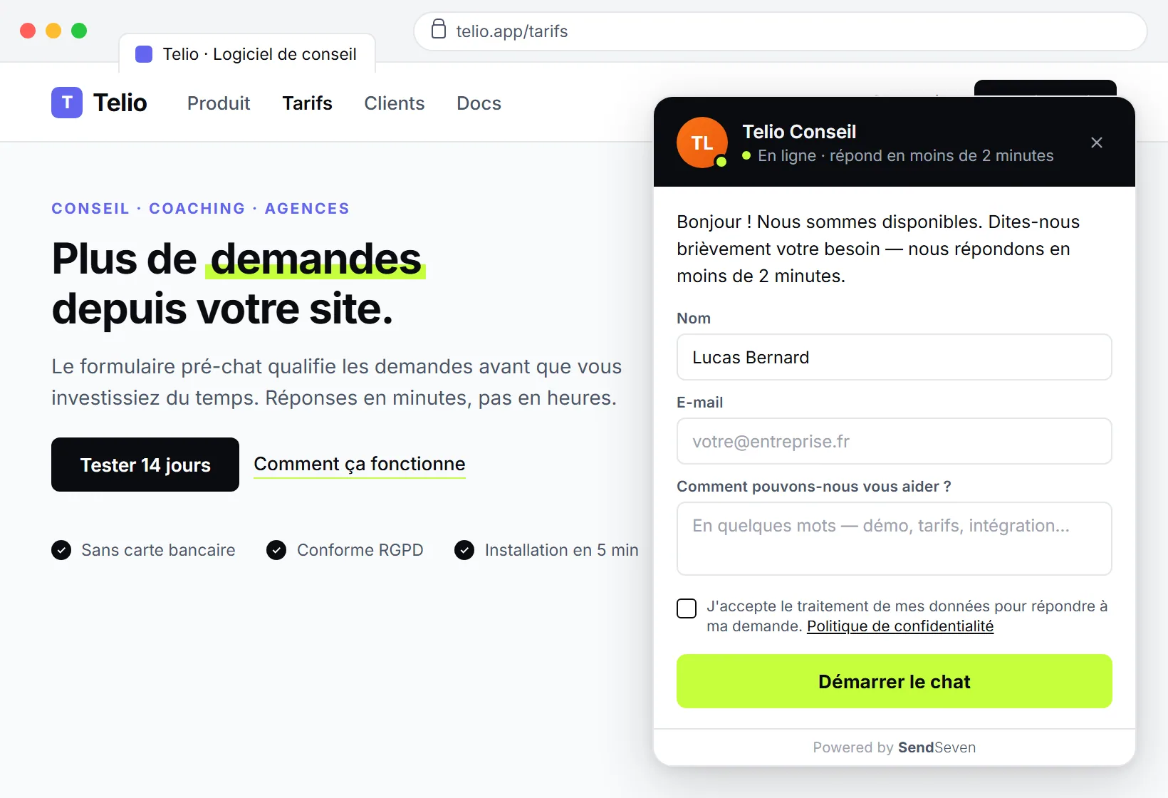 SendSeven live chat avec formulaire de lead pr&eacute;-chat sur un site B2B : champs nom, entreprise et adresse e-mail professionnelle avant le d&eacute;but du chat