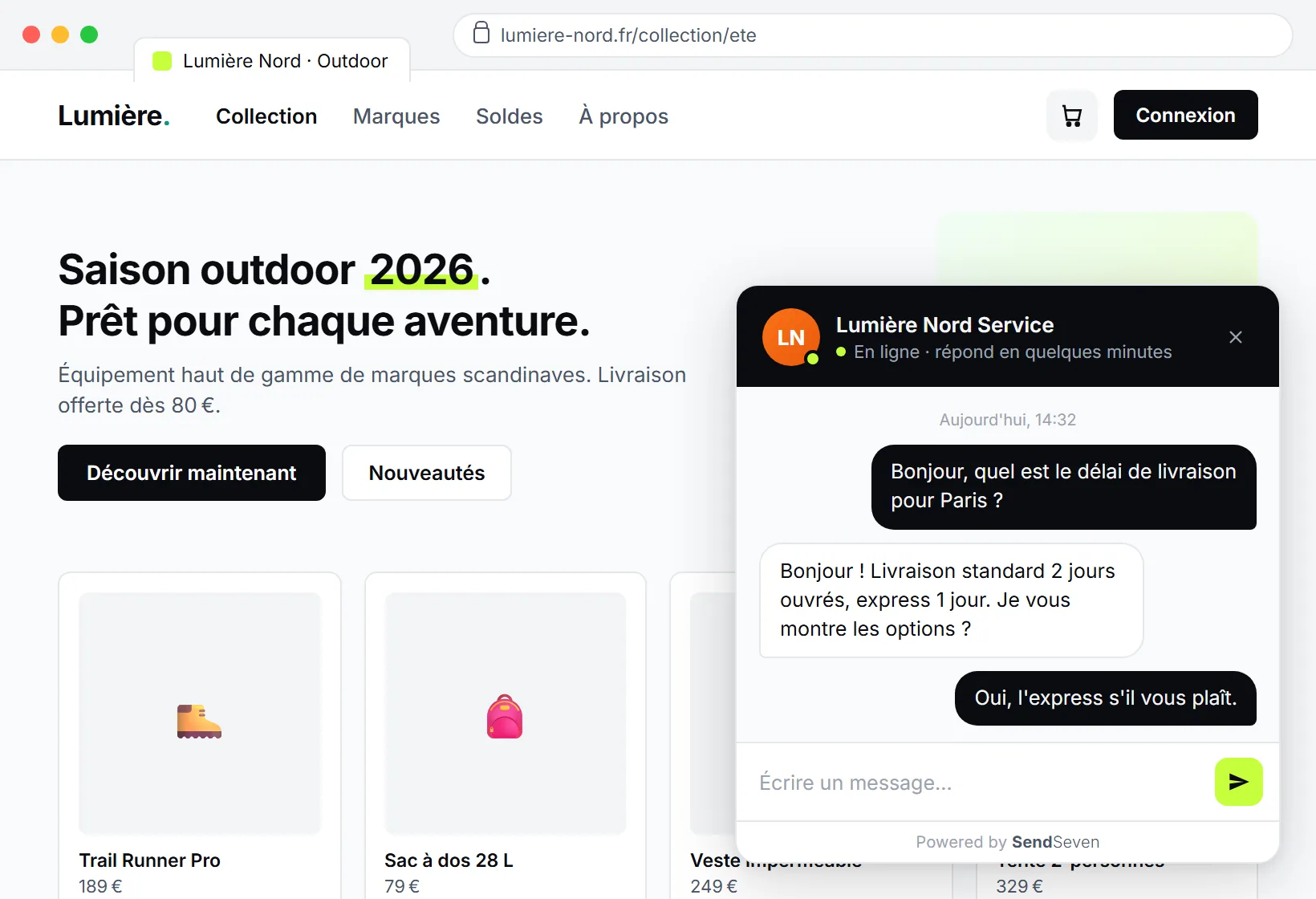 Widget live chat SendSeven sur un site d'entreprise : bulle de conversation en bas &agrave; droite et fen&ecirc;tre de chat ouverte avec message de bienvenue