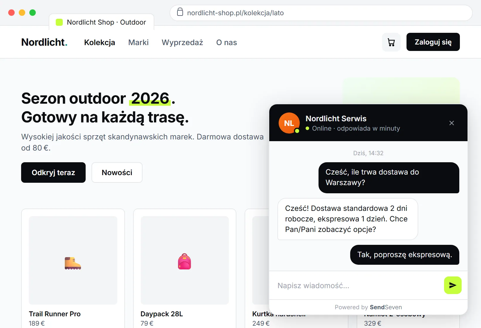 Widget live chat SendSeven na firmowej stronie internetowej: dymek czatu w prawym dolnym rogu i otwarte okno czatu z powitaniem
