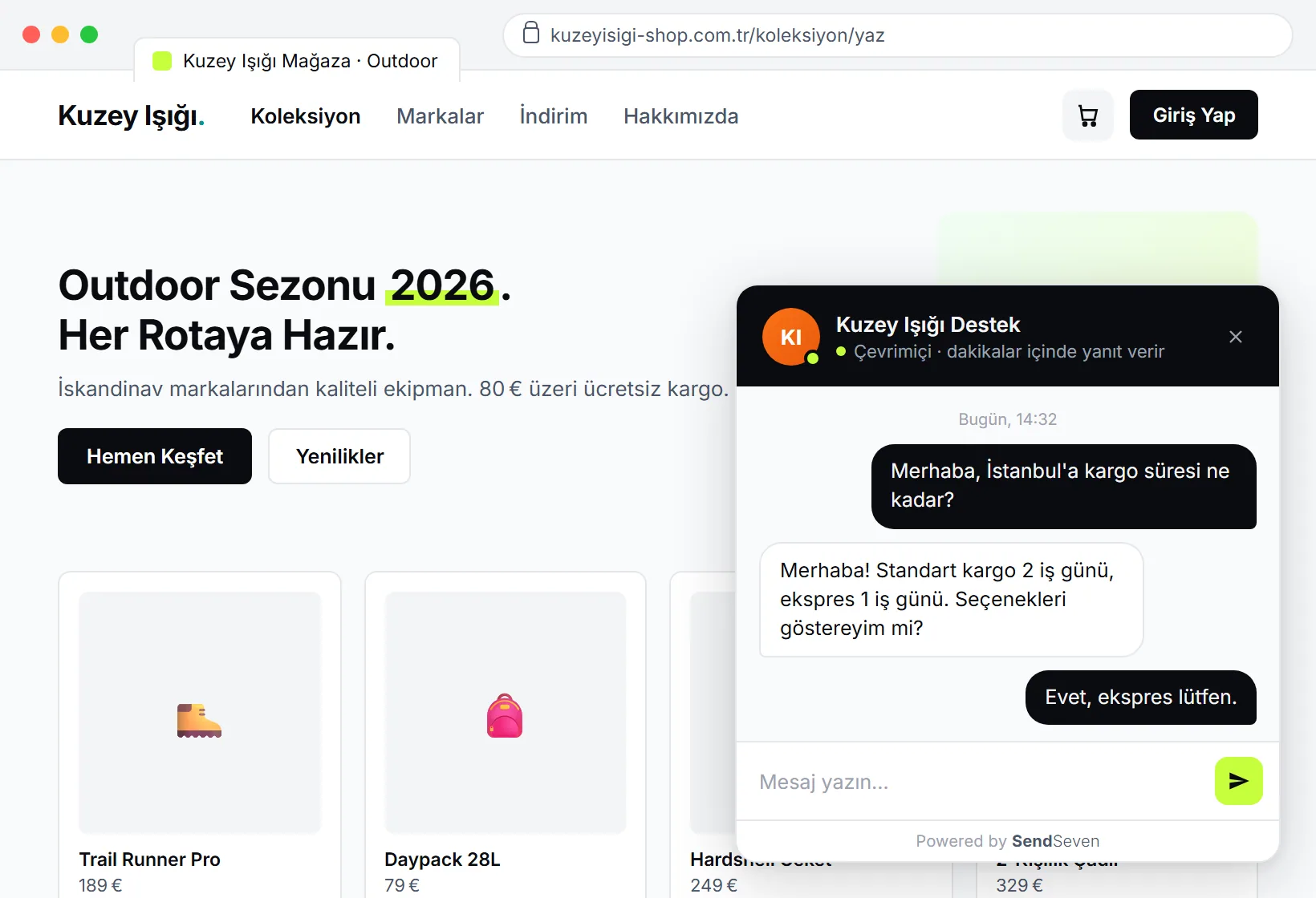 SendSeven Canlı Sohbet Widget'ı bir kurumsal web sitesinde: sağ altta sohbet balonu ve açık sohbet penceresi karşılama mesajıyla