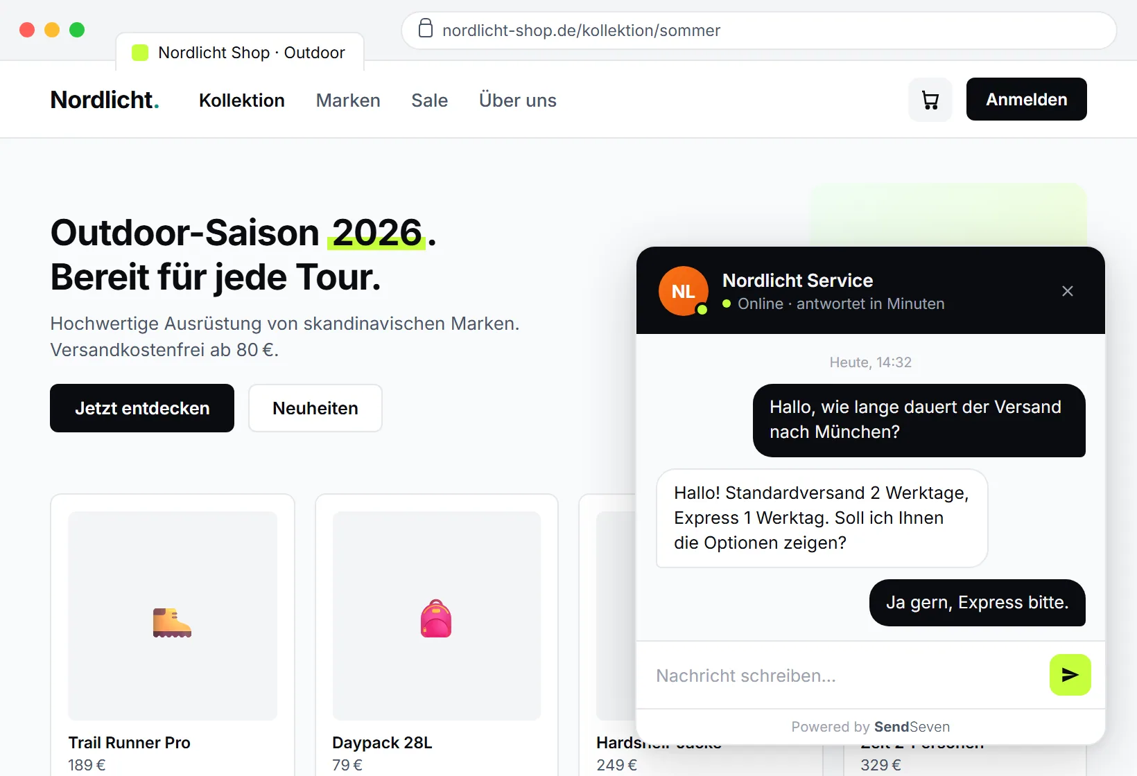 SendSeven Live-Chat-Widget auf einer Unternehmens-Webseite: Chat-Sprechblase rechts unten und geöffnetes Chat-Fenster mit Begrüßung
