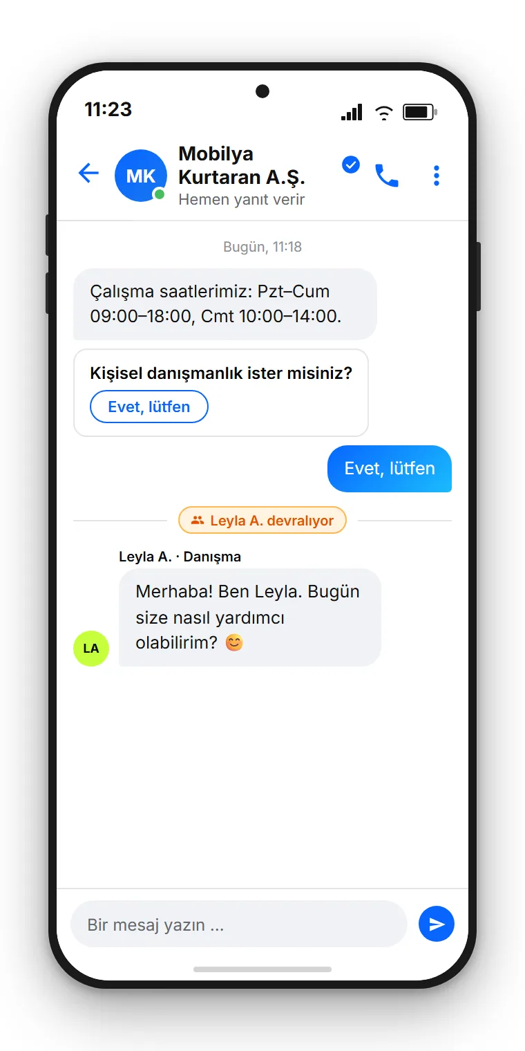 Messenger sohbet mockup'ı: bot soru yanıtlıyor, sonra karmaşık talebi tüm konuşma geçmişiyle birlikte ekip üyesine devrediyor. SendSeven ile oluşturulmuş örnek görsel.