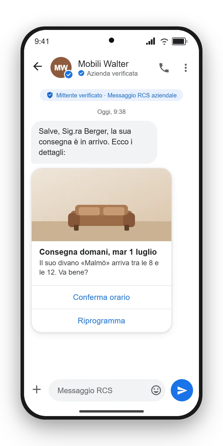 RCS Business Messaging in Google Messages: un mittente verificato con logo e spunta invia una Rich Card con foto prodotto e pulsanti di risposta. Esempio illustrativo, creato con SendSeven