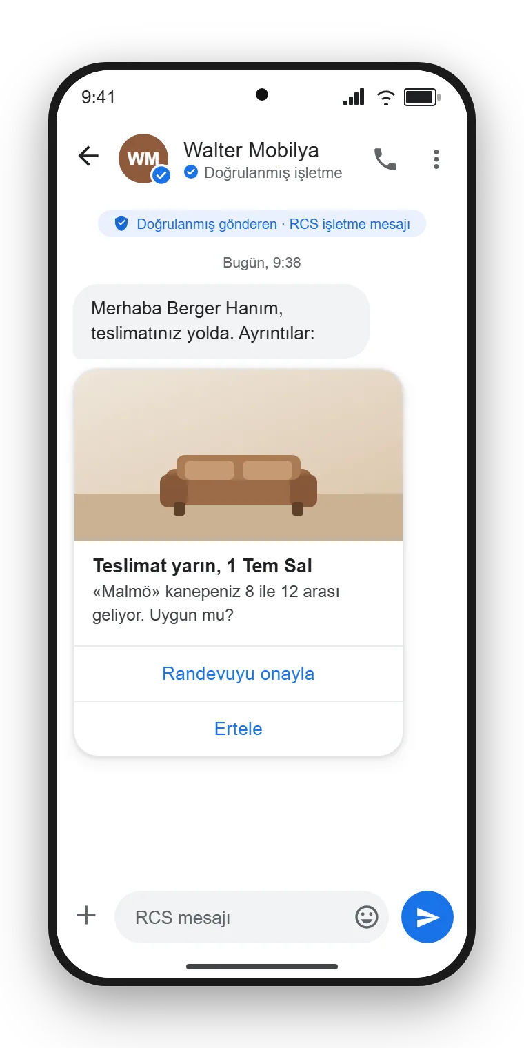 Google Messages'ta RCS Business Messaging: logolu ve onay işaretli doğrulanmış bir gönderen, ürün fotoğrafı ve yanıt butonlu bir Rich Card gönderiyor. Örnek gösterim, SendSeven ile oluşturuldu.