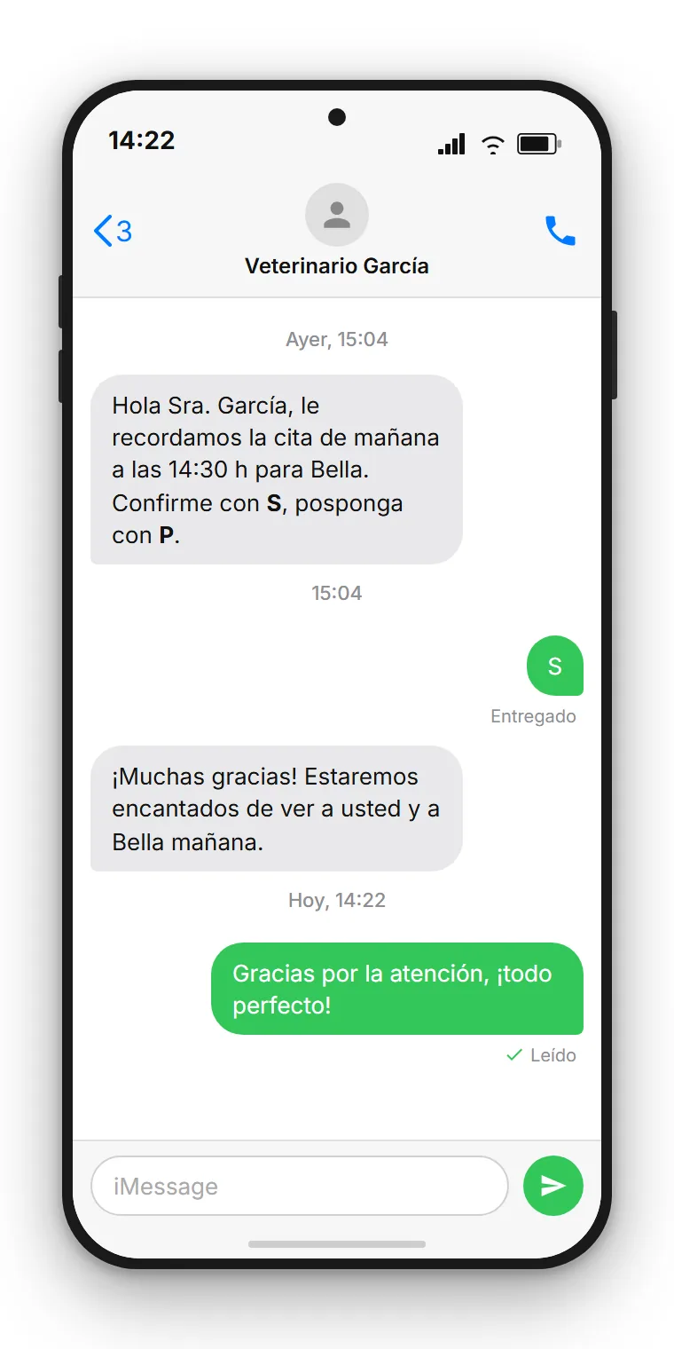 Hilo de SMS de una clínica veterinaria en español: recordatorio de cita con nombre del animal, fecha y hora, opción de confirmación CONFIRMAR o cancelación CANCELAR