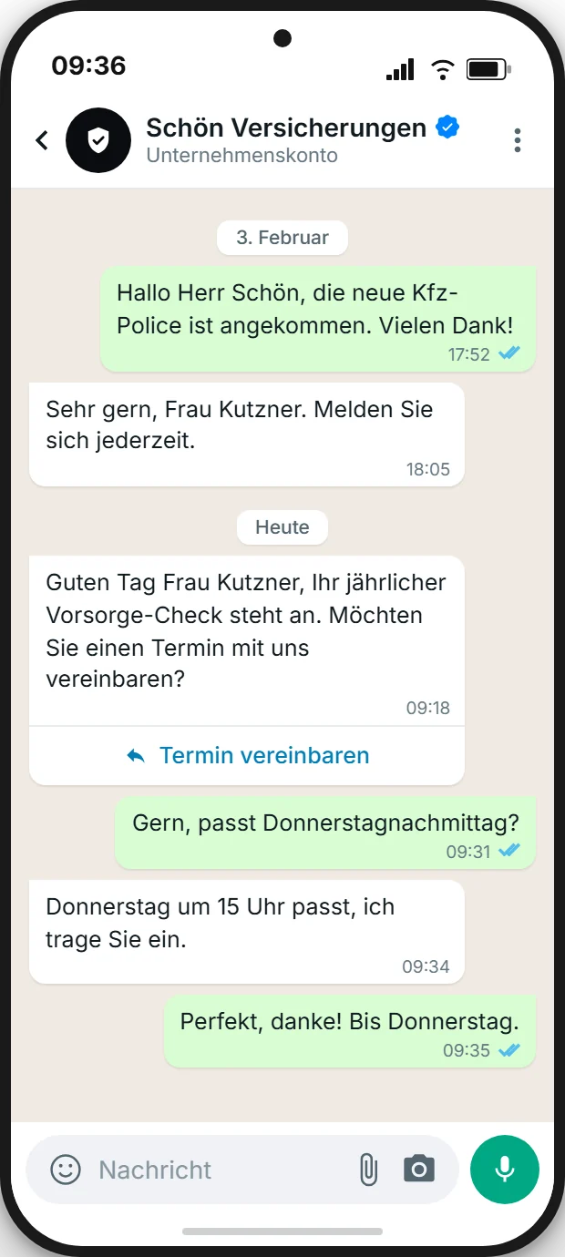 Kundensicht in WhatsApp: Chat mit Schön Versicherungen, gekennzeichnet als Unternehmenskonto, darin die Vorlage zum Vorsorge-Check mit dem Button „Termin vereinbaren“, die Antwort der Kundin „Gern, passt Donnerstagnachmittag?“ und die Bestätigung „Donnerstag um 15 Uhr passt, ich trage Sie ein.“