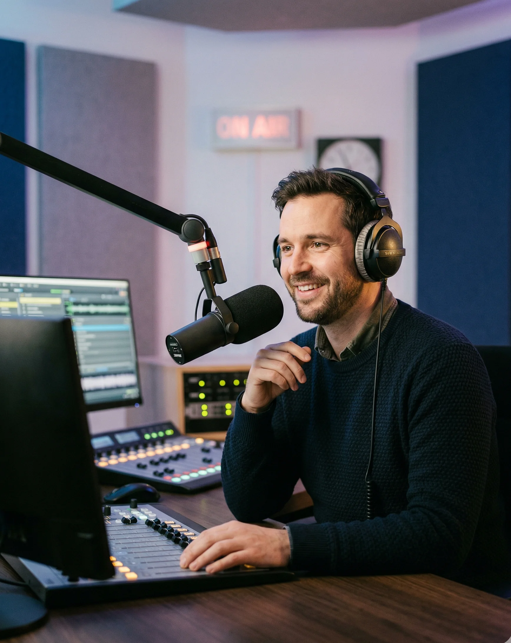 Moderator am Mikrofon im Radiostudio — SendSeven Messaging für Radiosender